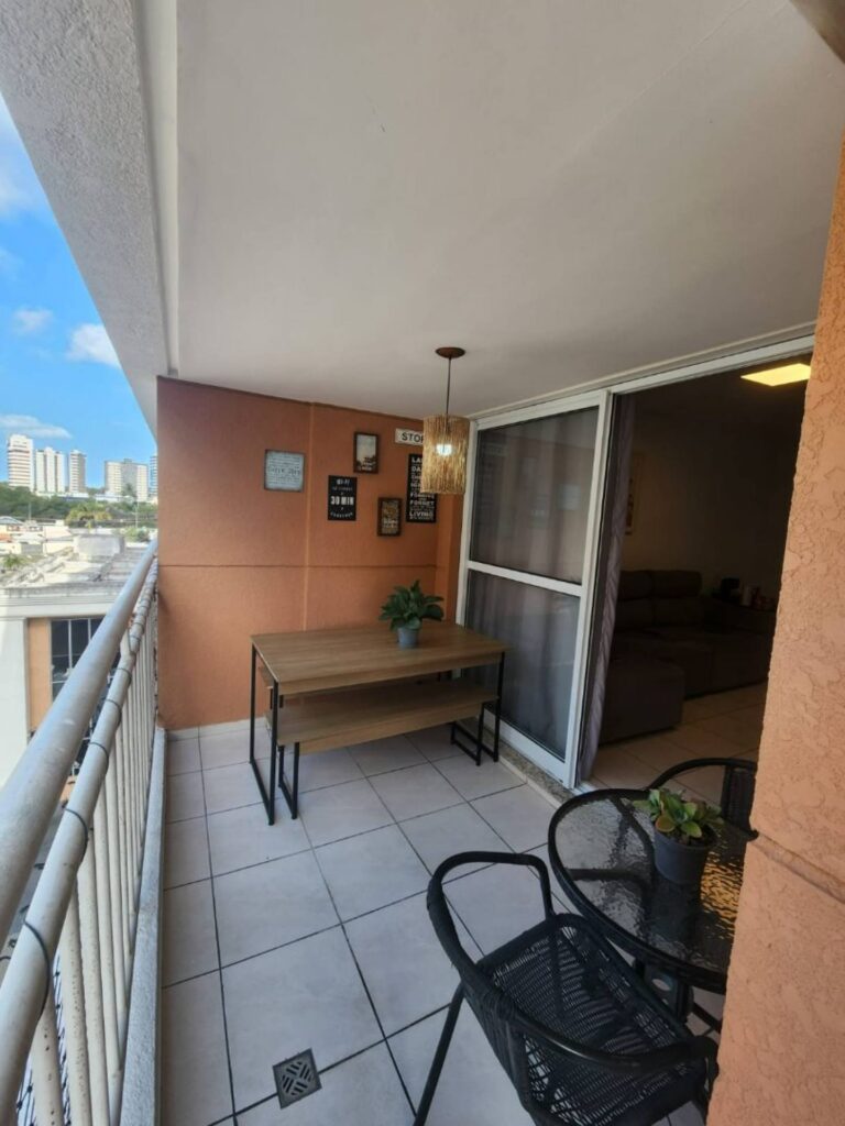 Apartamento no Bairro Grageru - Clube Jardins. Este espaçoso apartamento de 114m², no 2º andar, oferece 4/4, incluindo 1 suíte..