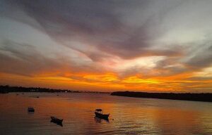 A Praia do Mosqueiro, localizada ao sul de Aracaju, é uma jóia à beira do Rio Vaza-Barris, sendo a última praia na região. Esta deslumbrante praia, situada a apenas 20 km da Orla de Atalaia, é uma das mais belas e populares atrações turísticas da cidade.