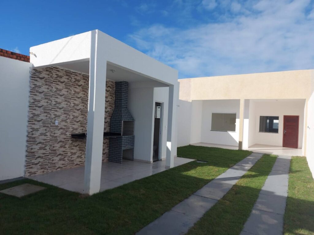 Bem-vindo à encantadora Barra dos Coqueiros, onde esta casa oferece a oportunidade perfeita para um estilo de vida tranquilo à beira do Atlântico. Com 3 quartos, incluindo uma suíte, e uma posição estratégica no Oeste, esta é a sua chance de viver em um ambiente aconchegante. Esta casa é a definição de simplicidade e conforto, perfeita para quem busca um refúgio à beira-mar.