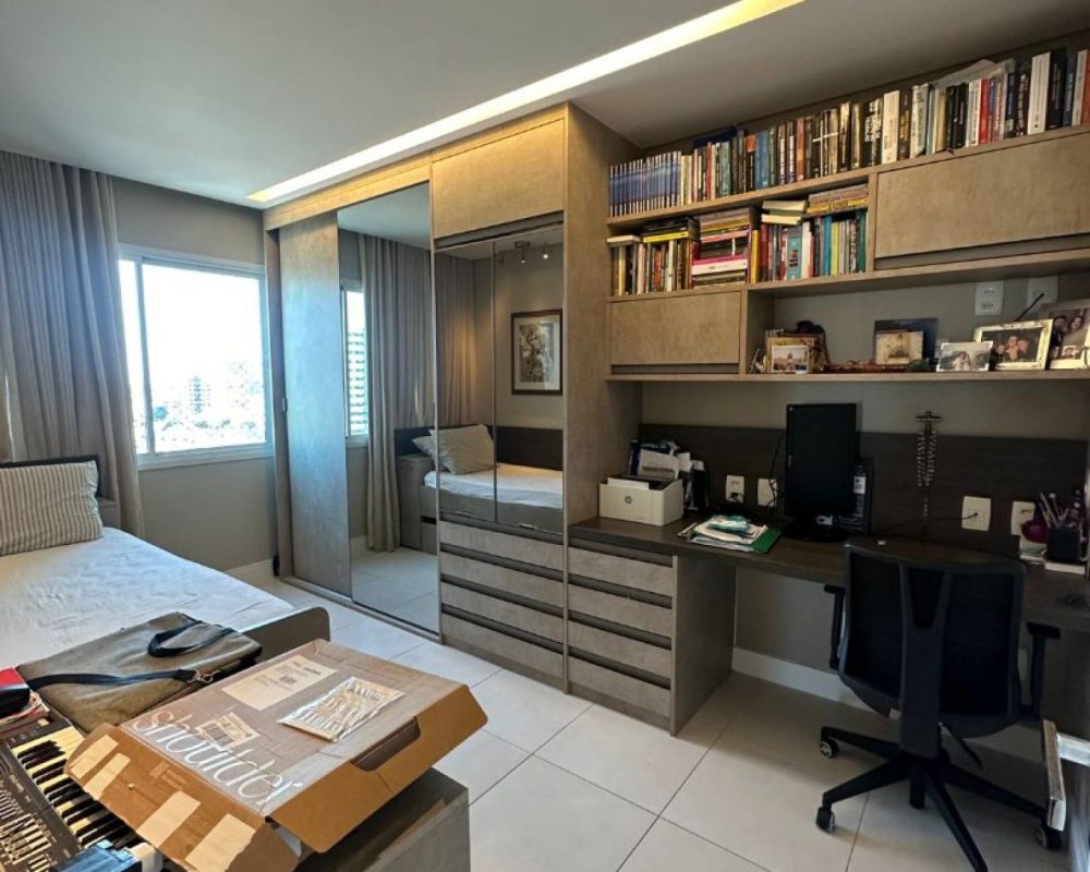 Bem-vindo ao seu novo lar de alto padrão no condomínio João Francisco da Cunha, situado no cobiçado bairro Atalaia. Este apartamento excepcional oferece 138m² de puro luxo, com 3 quartos, incluindo duas suítes, em um espaço elegante e sofisticado.