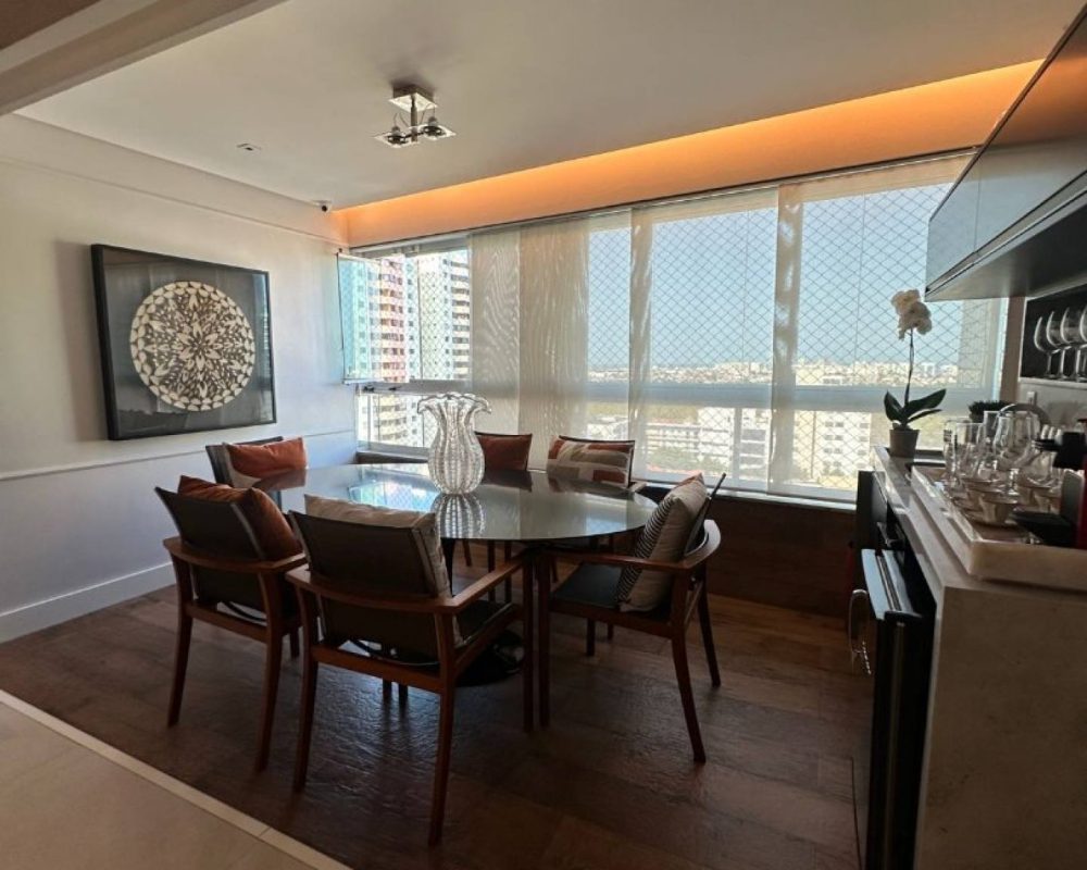 Bem-vindo ao seu novo lar de alto padrão no condomínio João Francisco da Cunha, situado no cobiçado bairro Atalaia. Este apartamento excepcional oferece 138m² de puro luxo, com 3 quartos, incluindo duas suítes, em um espaço elegante e sofisticado.