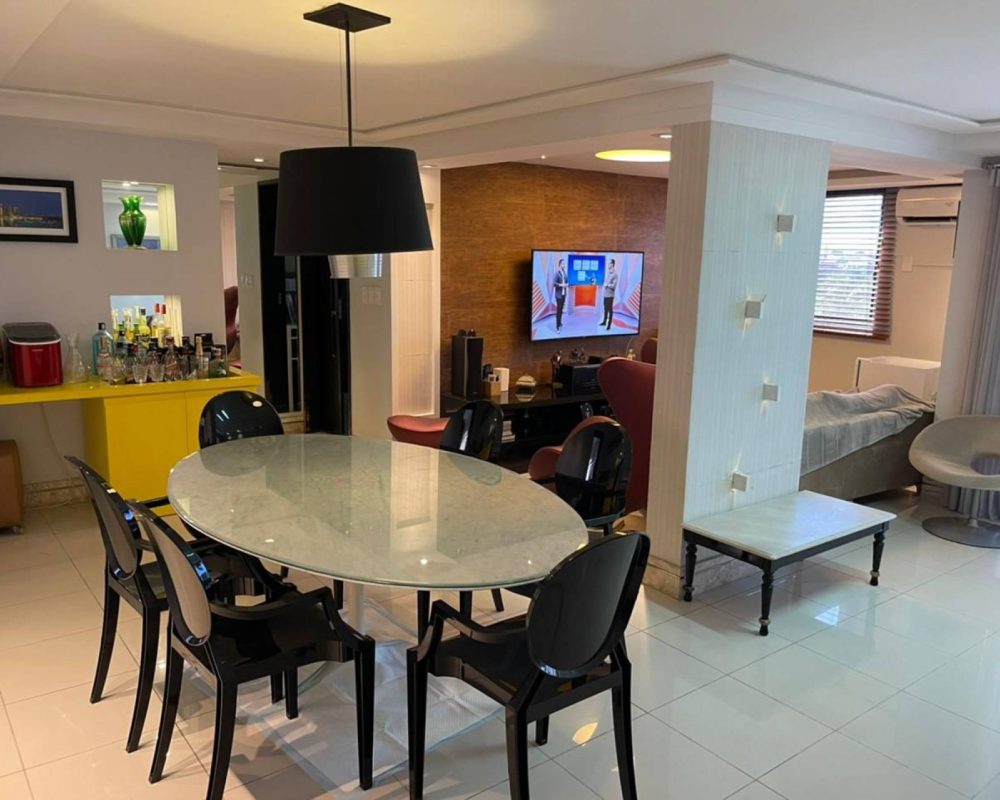 Bem-vindo ao Condomínio Ícone Residence, localizado no bairro Grageru. Este apartamento oferece uma experiência única de moradia, combinando design moderno, conforto e conveniência.