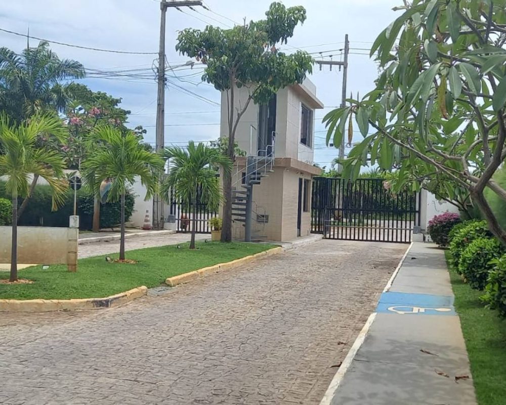 Bem-vindo ao exclusivo Condomínio Portal do Atlântico no Mosqueiro, onde esta casa excepcional oferece uma vida de luxo e privacidade.