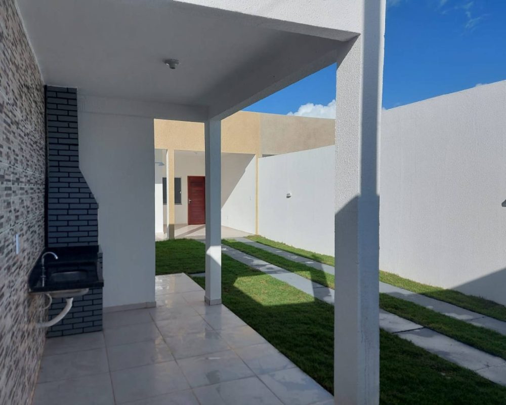 Bem-vindo à encantadora Barra dos Coqueiros, onde esta casa oferece a oportunidade perfeita para um estilo de vida tranquilo à beira do Atlântico. Com 3 quartos, incluindo uma suíte, e uma posição estratégica no Oeste, esta é a sua chance de viver em um ambiente aconchegante. Esta casa é a definição de simplicidade e conforto, perfeita para quem busca um refúgio à beira-mar.