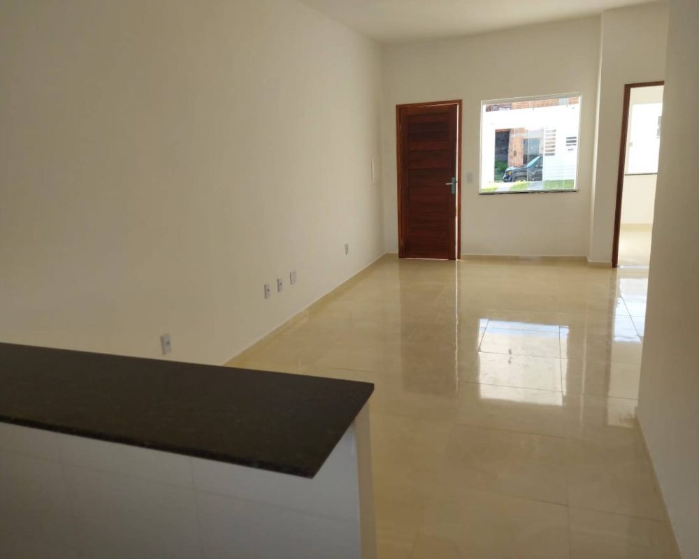 Bem-vindo à encantadora Barra dos Coqueiros, onde esta casa oferece a oportunidade perfeita para um estilo de vida tranquilo à beira do Atlântico. Com 3 quartos, incluindo uma suíte, e uma posição estratégica no Oeste, esta é a sua chance de viver em um ambiente aconchegante. Esta casa é a definição de simplicidade e conforto, perfeita para quem busca um refúgio à beira-mar.