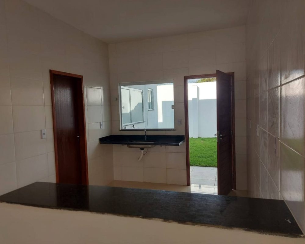 Bem-vindo à encantadora Barra dos Coqueiros, onde esta casa oferece a oportunidade perfeita para um estilo de vida tranquilo à beira do Atlântico. Com 3 quartos, incluindo uma suíte, e uma posição estratégica no Oeste, esta é a sua chance de viver em um ambiente aconchegante. Esta casa é a definição de simplicidade e conforto, perfeita para quem busca um refúgio à beira-mar.