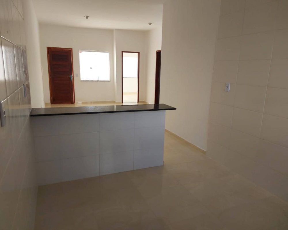 Bem-vindo à encantadora Barra dos Coqueiros, onde esta casa oferece a oportunidade perfeita para um estilo de vida tranquilo à beira do Atlântico. Com 3 quartos, incluindo uma suíte, e uma posição estratégica no Oeste, esta é a sua chance de viver em um ambiente aconchegante. Esta casa é a definição de simplicidade e conforto, perfeita para quem busca um refúgio à beira-mar.