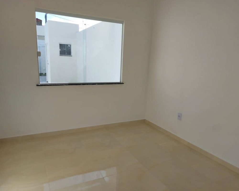 Bem-vindo à encantadora Barra dos Coqueiros, onde esta casa oferece a oportunidade perfeita para um estilo de vida tranquilo à beira do Atlântico. Com 3 quartos, incluindo uma suíte, e uma posição estratégica no Oeste, esta é a sua chance de viver em um ambiente aconchegante. Esta casa é a definição de simplicidade e conforto, perfeita para quem busca um refúgio à beira-mar.