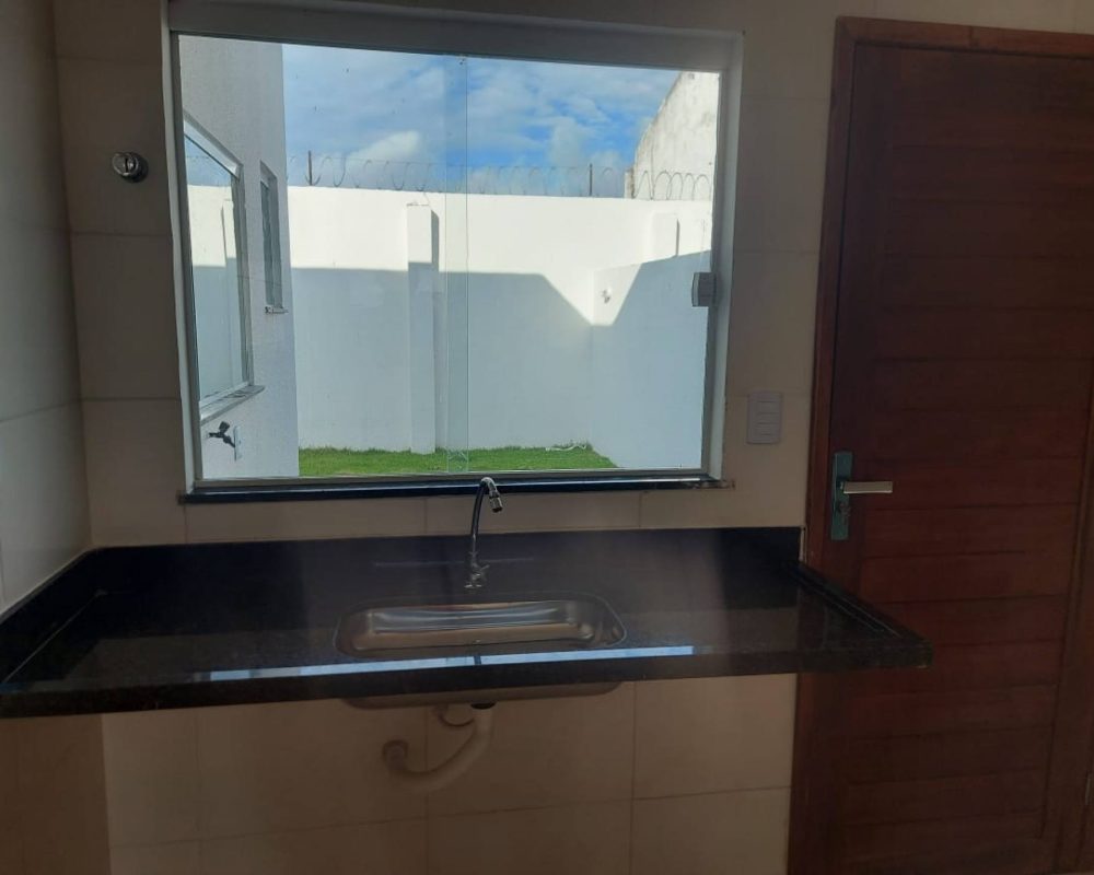 Bem-vindo à encantadora Barra dos Coqueiros, onde esta casa oferece a oportunidade perfeita para um estilo de vida tranquilo à beira do Atlântico. Com 3 quartos, incluindo uma suíte, e uma posição estratégica no Oeste, esta é a sua chance de viver em um ambiente aconchegante. Esta casa é a definição de simplicidade e conforto, perfeita para quem busca um refúgio à beira-mar.